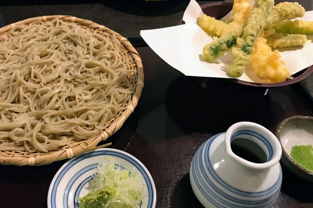 函館の久留葉の畳の蕎麦とアスパラの天ぷら