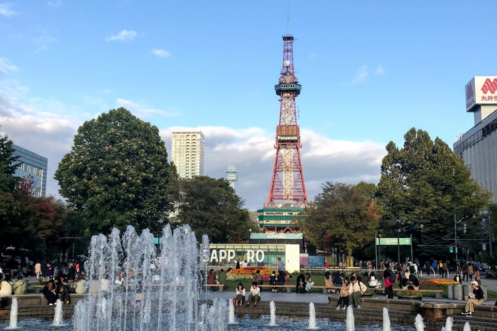 札幌大通り公園のテレビ塔と噴水