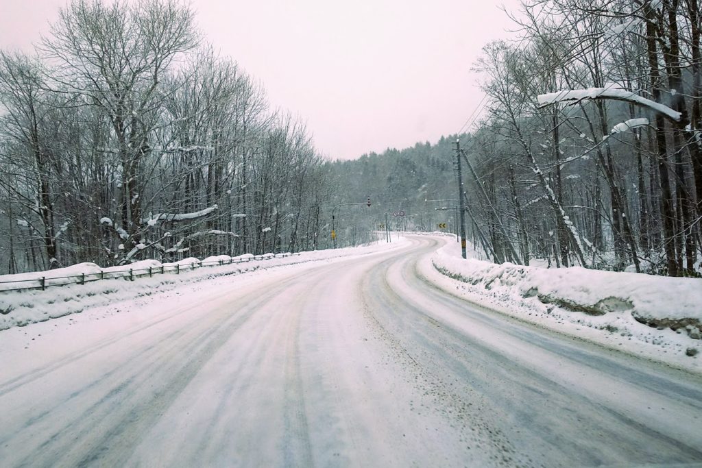北海道のアイスバーンの雪道