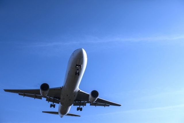 青空に飛び立つ飛行機