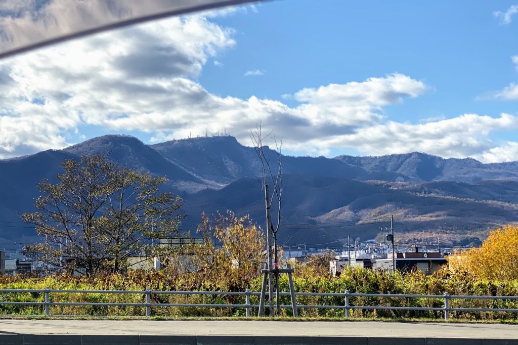 札幌の新川通 から見る手稲山