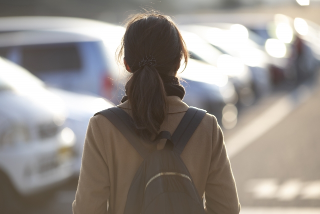 駐車場に向かう女性