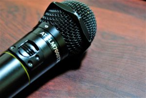 カンブリア宮殿のナレーションとテーマ曲について！ナレーターの他番組は？