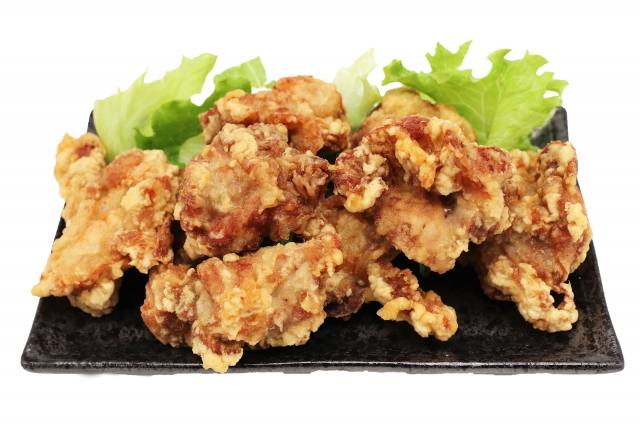 皿に盛られたから揚げ