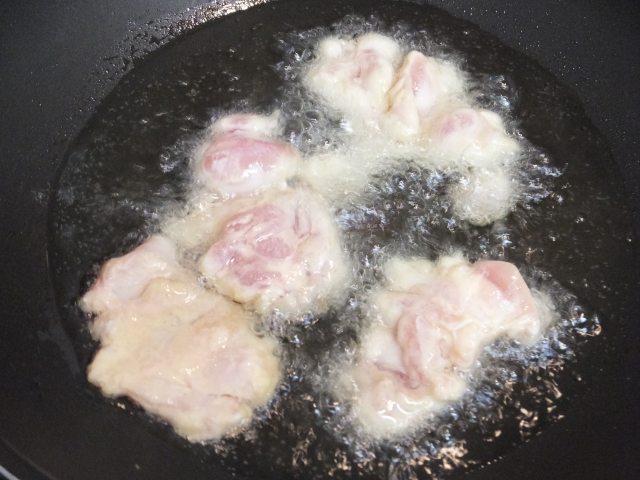 から揚げを揚げ中