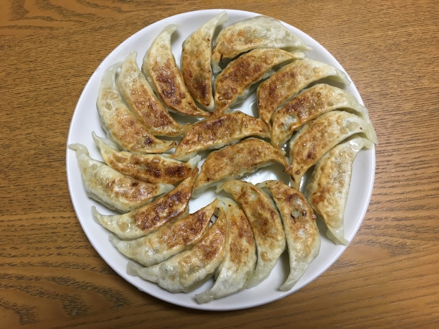 皿の上焼き餃子
