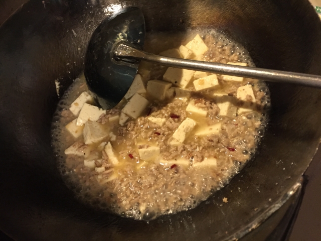 麻婆豆腐の豆腐を炒め中
