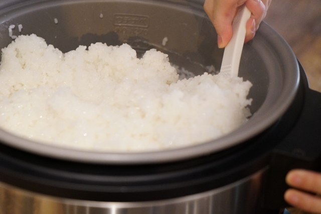 炊飯器をかき混ぜる
