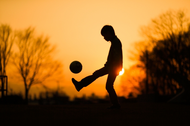 サッカーする子供