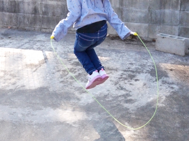 縄跳びの少女