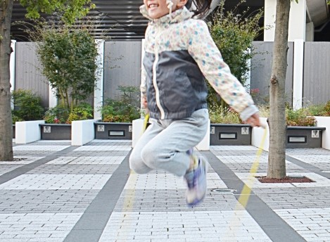 縄跳びする子供
