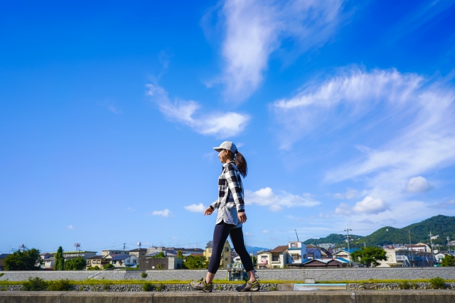 歩く女性