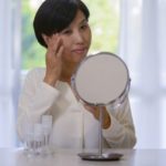 「ハナタカ」クマやシワの原因や改善法は？コメカミマッサージ？