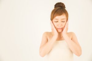 「ヒルナンデス」輪ゴムで顔のむくみ解消！石井亜美のセルフ顔ほぐし！