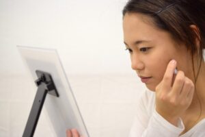 【実際どうなの課】むくみ解消で小顔になる方法？間々田佳子の表情筋トレ・キウイが有効？3月3日